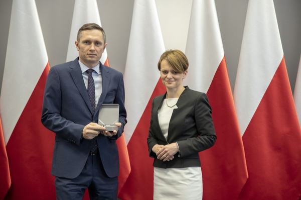 "Medal 100-lecia Odzyskania Niepodległości" dla Prezesa OKNOPLAST za zasługi dla polskiej gospodarki