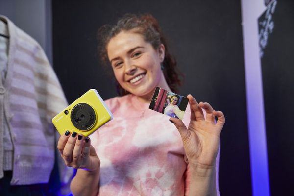 Smartfon czy aparat? Sposób na idealne zdjęcie z wakacji