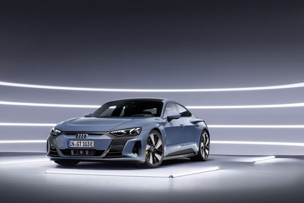 Audi e-tron GT najlepszym samochodem klasy wyższej w plebiscycie Moto Awards 2021