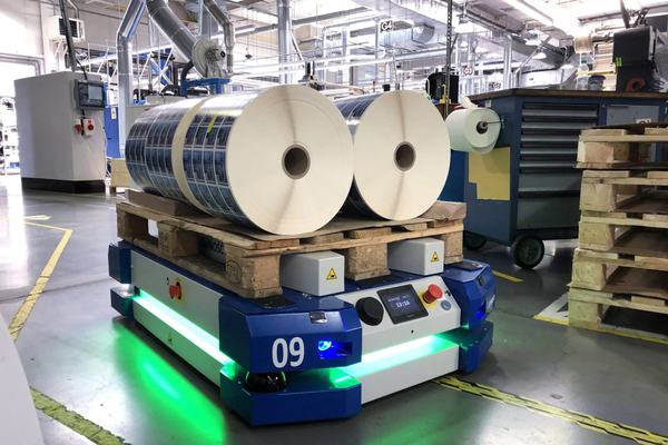 Polacy chcą robotów w domu, ale nie w miejscu pracy