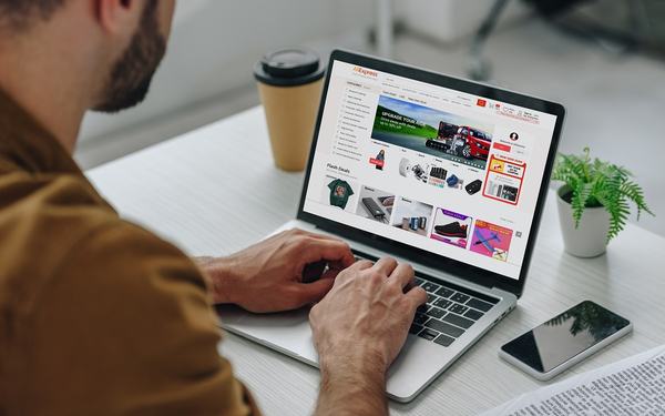 Polak kupujący online. Czym wyróżniamy się jako klienci?