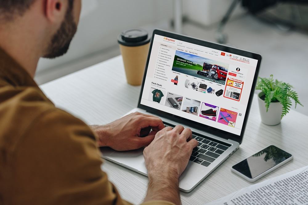 Polak kupujący online. Czym wyróżniamy się jako klienci?