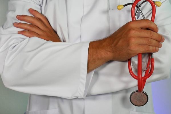 Kontrola prawidłowości „L4”: pracodawcy nie mogą wchodzić w kompetencje lekarzy. Eksperci wskazują na niepokojący trend