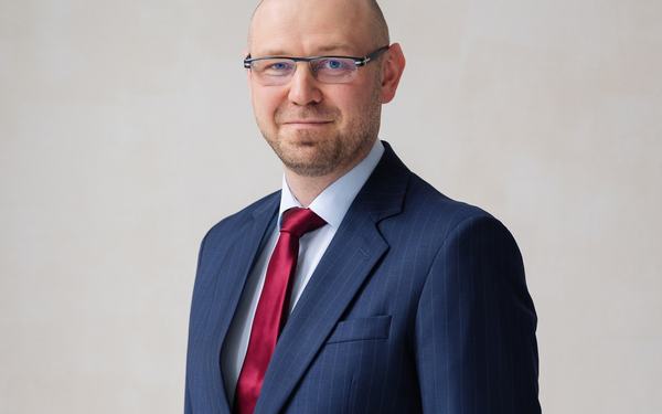 Odzyskał zasiłek w sądzie, choć podczas kontroli L4 nie było go w domu – ekspert komentuje wyrok i wyjaśnia