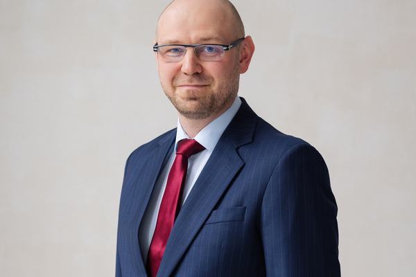 Odzyskał zasiłek w sądzie, choć podczas kontroli L4 nie było go w domu – ekspert komentuje wyrok i wyjaśnia