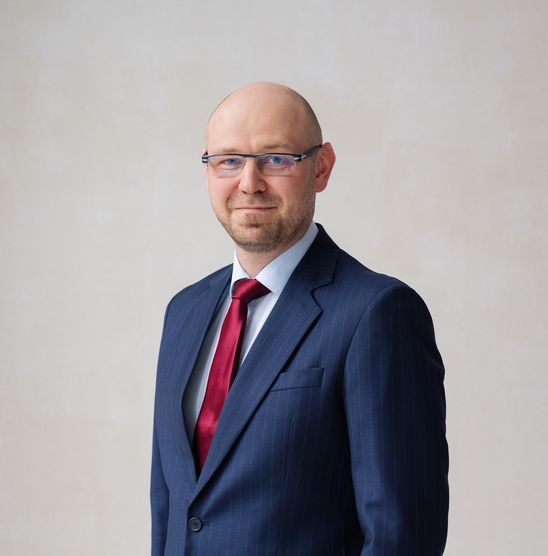 Odzyskał zasiłek w sądzie, choć podczas kontroli L4 nie było go w domu – ekspert komentuje wyrok i wyjaśnia
