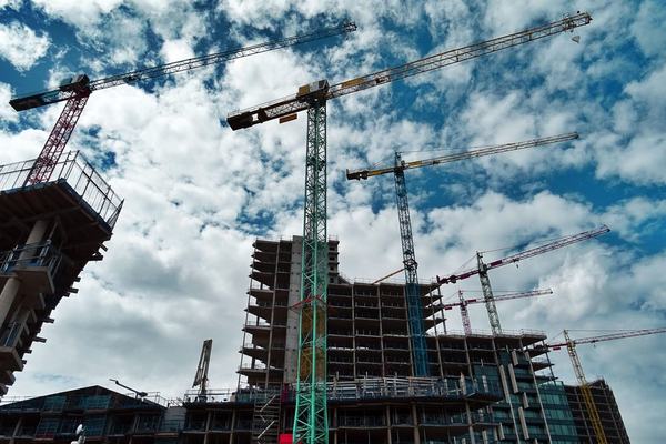 Inteligentny beton i drukowanie domów kontra milionowe oszczędności w smartfonie – co zrewolucjonizuje polskie budowy?