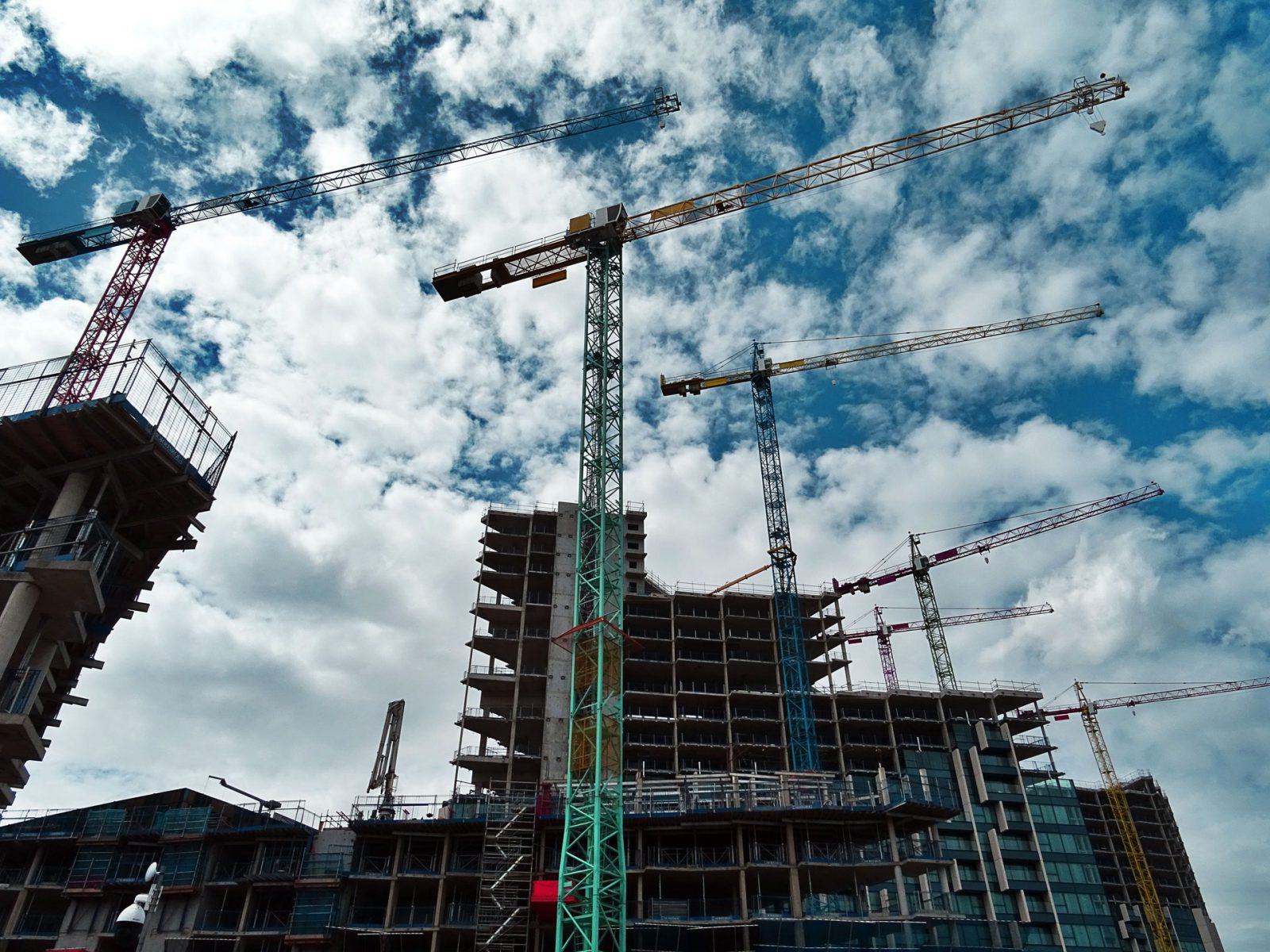 Inteligentny beton i drukowanie domów kontra milionowe oszczędności w smartfonie – co zrewolucjonizuje polskie budowy?