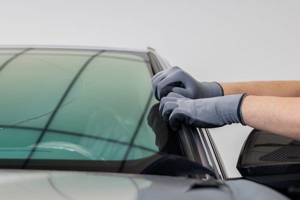 Start pilotażowego projektu: Wadliwe szyby samochodowe będą przetwarzane w zupełnie nowe szyby do Audi Q4 e-tron