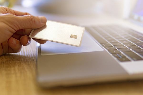 Przedświąteczne zakupy w Internecie. Jak chronić się przed oszustwami w sieci?