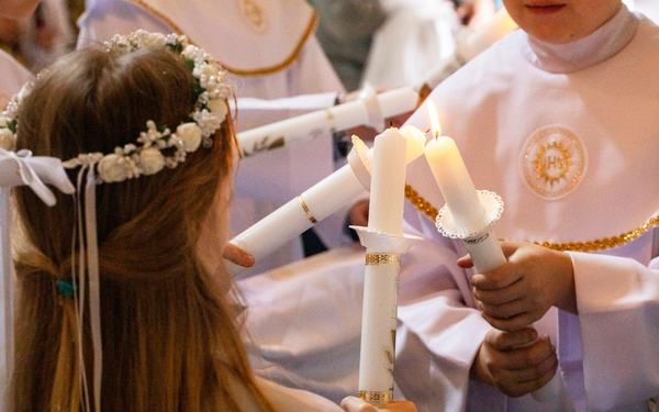 Co współcześnie symbolizują prezenty komunijne? Wyniki badania