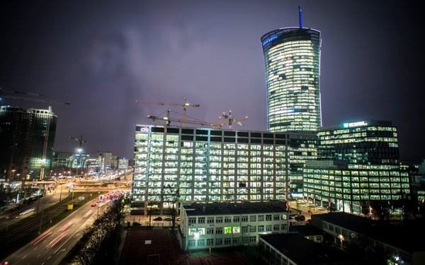 Urzędnicy w nowoczesnych biurowcach
