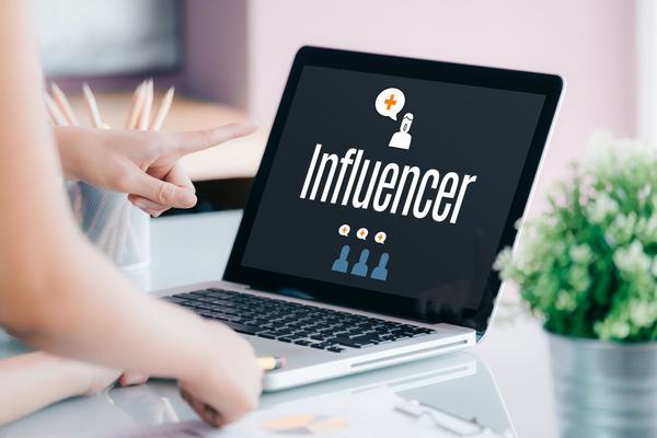 Sztuczna inteligencja w branży influencerskiej – jak AI pomaga w weryfikacji twórców?