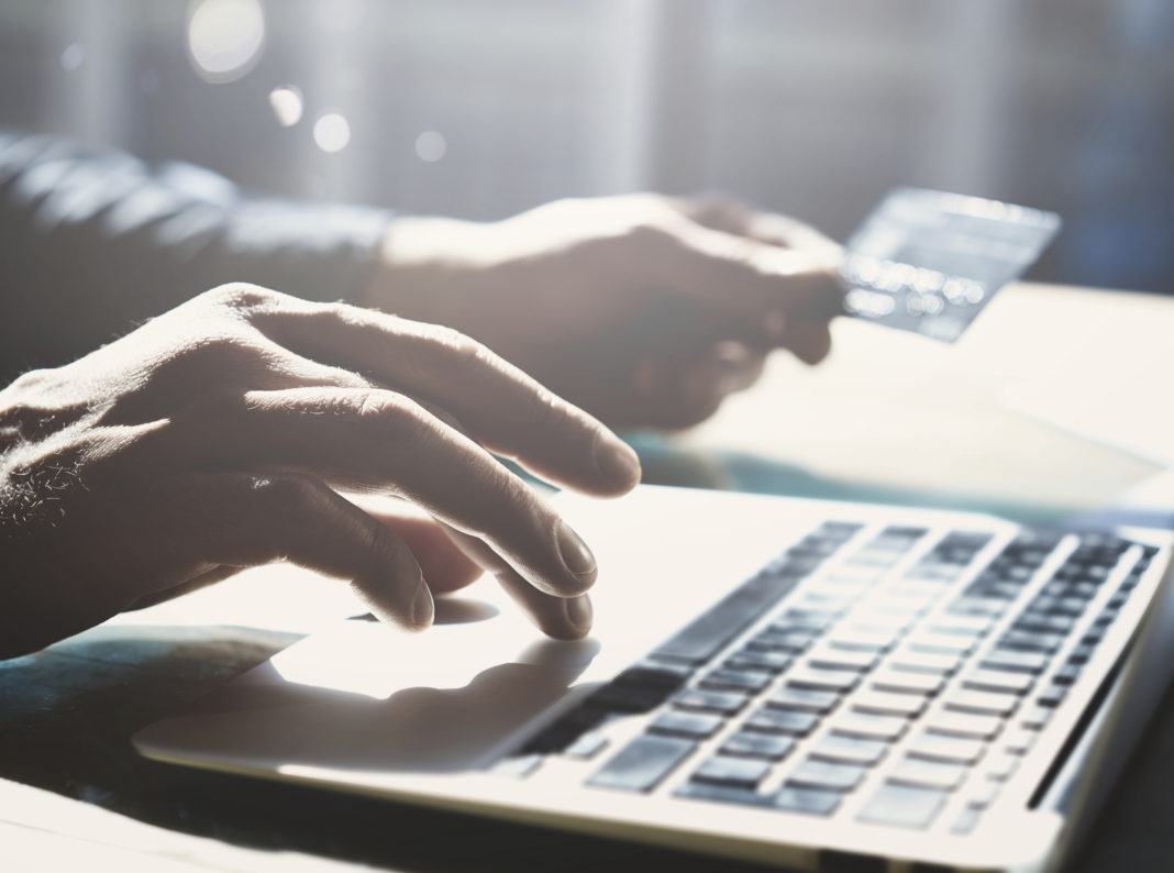 Na zakupy online wydajemy więcej niż w sklepie stacjonarnym. Częściej też sięgamy po lokalne produkty