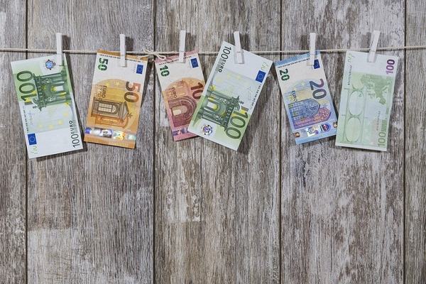 Polacy na emigracji przesyłają do rodziny na święta ok. 1300 zł. Ukraińcy o ponad połowę mniej