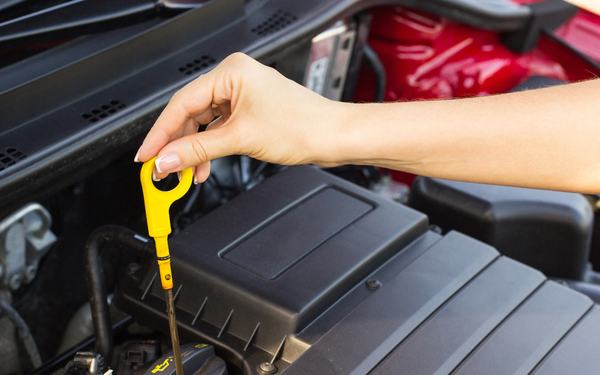 Jakie są kluczowe kroki związane z wymianą oleju u mechanika